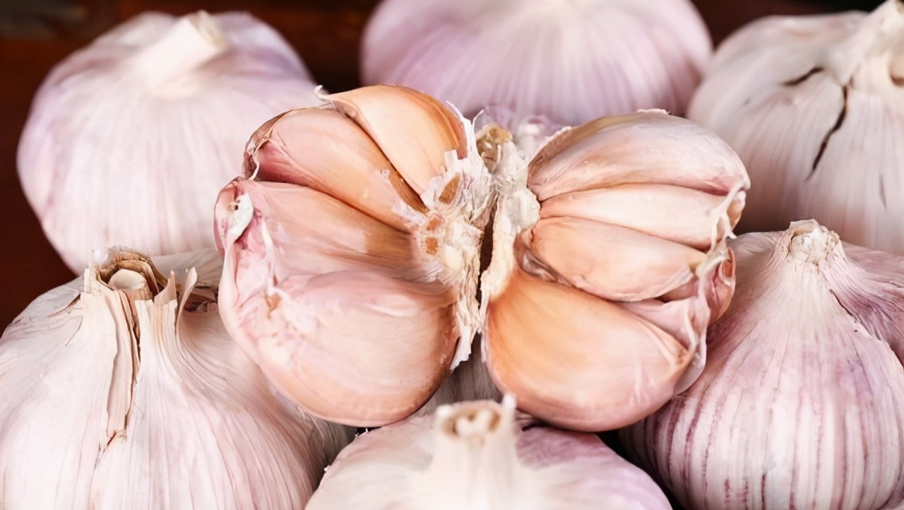 你真的會挑大蒜嗎？這幾種大蒜白給都不要，菜販往往不會告訴你