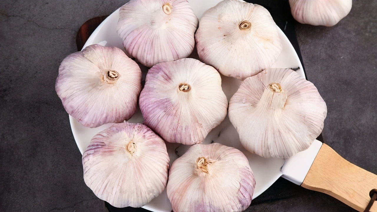 你真的會挑大蒜嗎？這幾種大蒜白給都不要，菜販往往不會告訴你