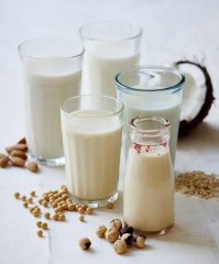 餐飲食材配送公司：靠喝豆?jié){補(bǔ)充植物雌激素來豐胸是不現(xiàn)實(shí)的